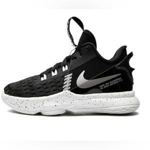 Nike Boys LeBron Witness V 5 basketball shoes/ black&white/ size 2Y